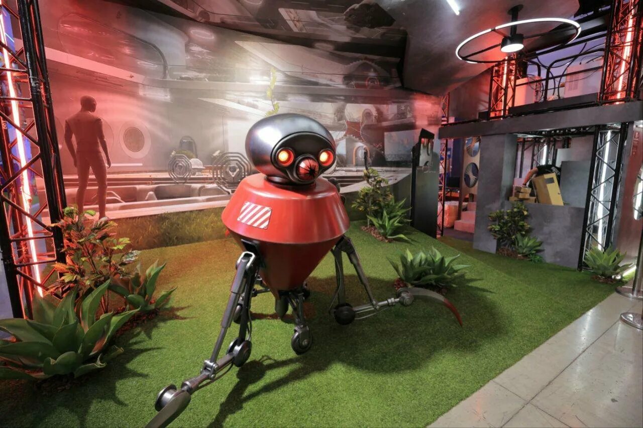 игра про красного робота. терешкова atomic heart. атомик харт скриншоты. Atomic heart выставка. робот atomic heart китай.