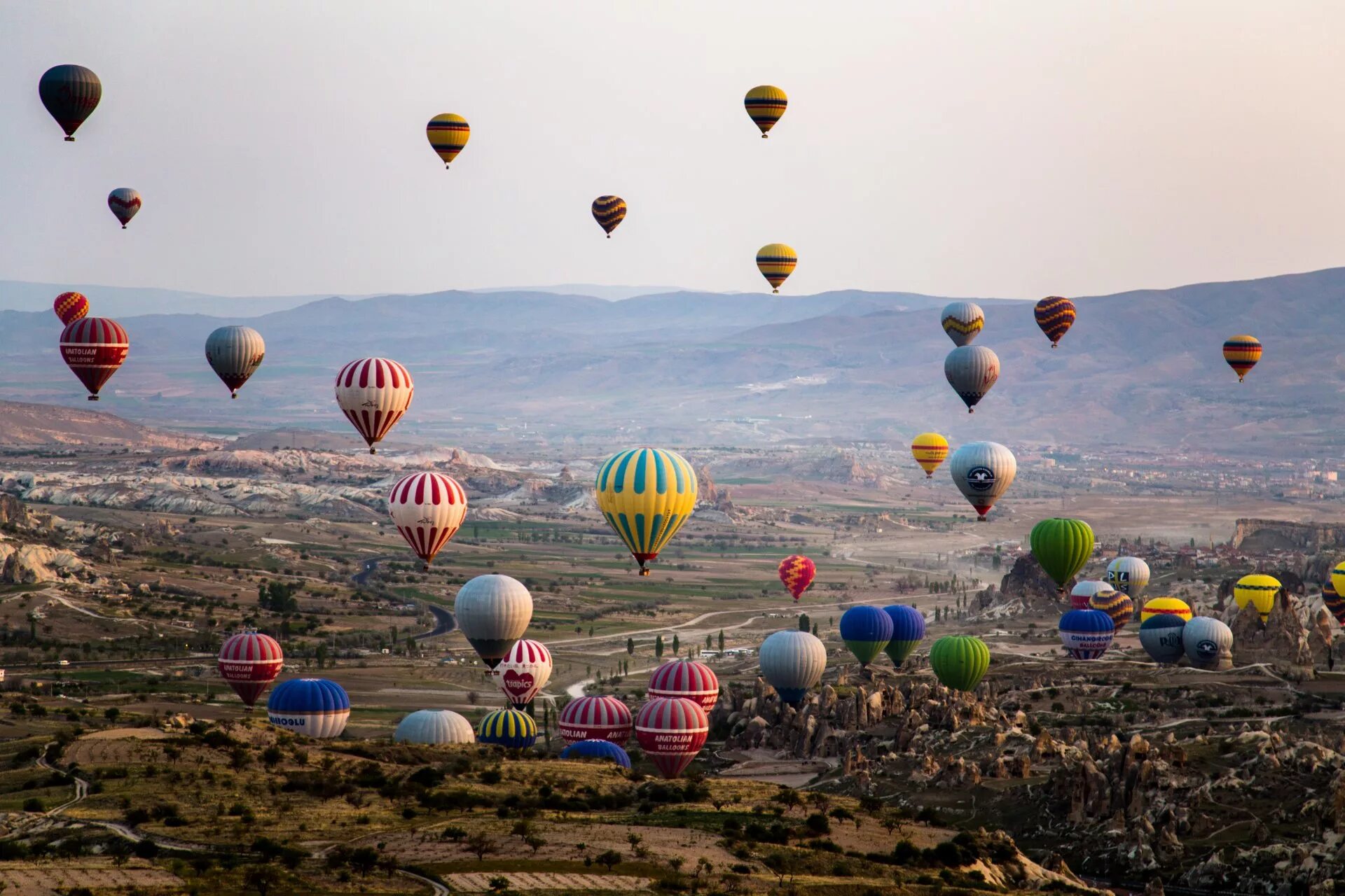 Воздушный шар всу. Каппадокия. Шары в Турции Каппадокия. Аэростат Каппадокия. Воздушные шары в небе Каппадокия.