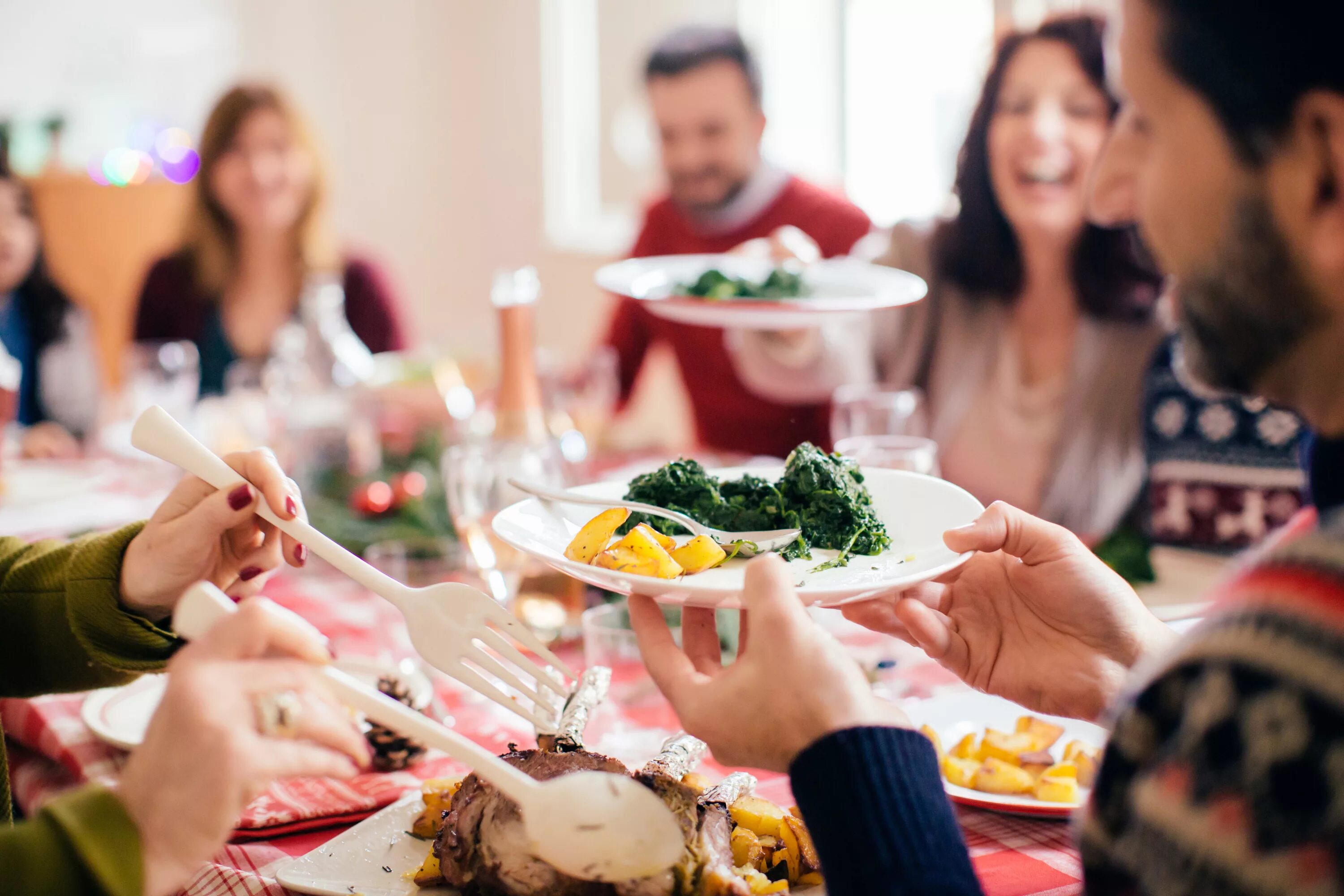 Friends dining. Люди за праздничным столом. Застолье. Новогоднее застолье. Праздничный стол с людьми.