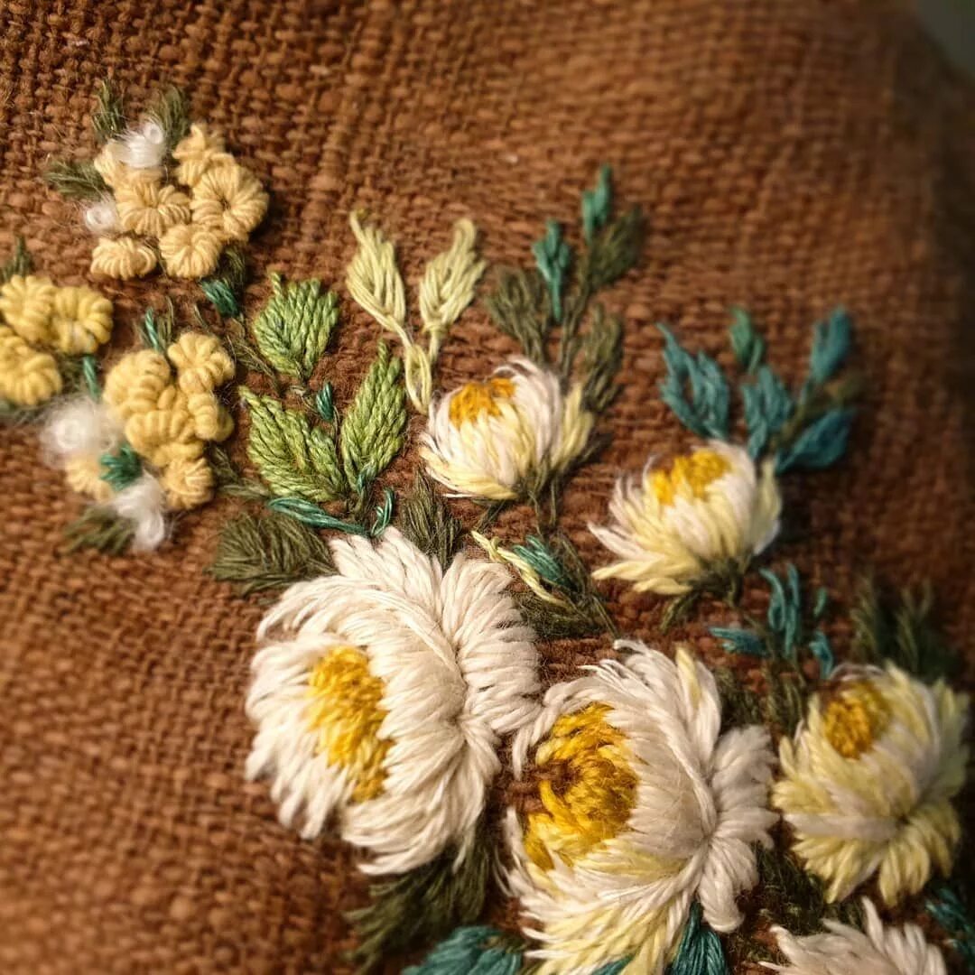 ручная вышивка на одежде. вышивка на одежде. риолис 835. красивая вышивка. дименшенс анютины глазки.