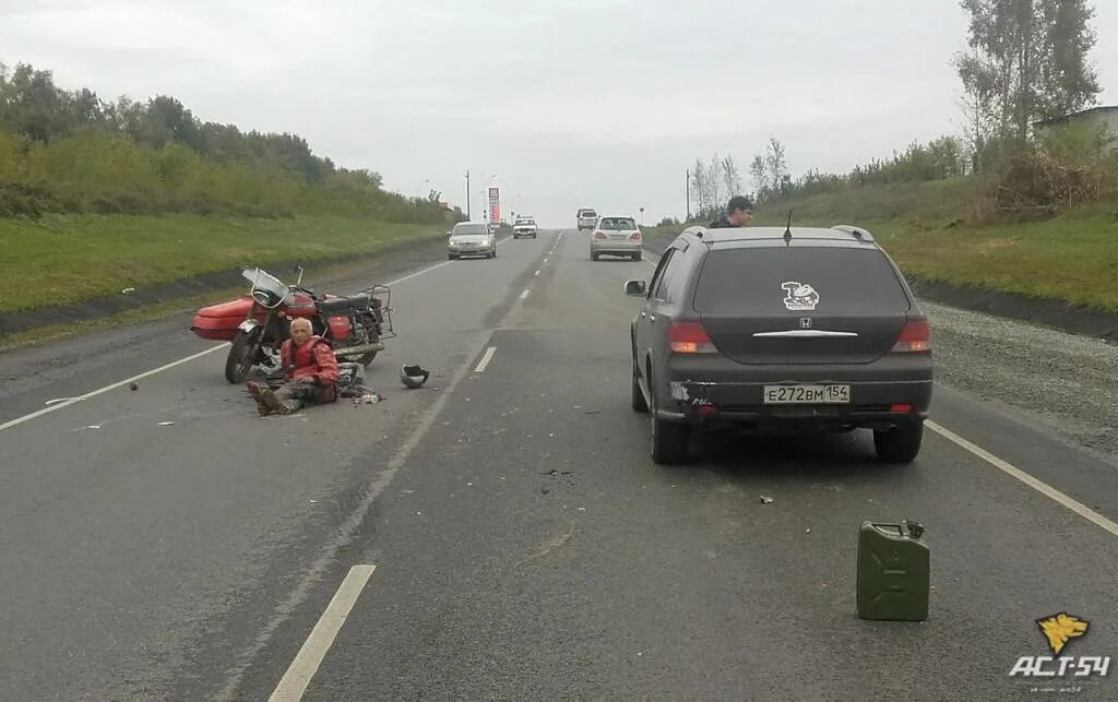 Мотоцикл догнал автомобиль. ДТП вчера Барнаул на мотоцикле. Мотоциклы в Барнауле. Нас догнала иномарка.