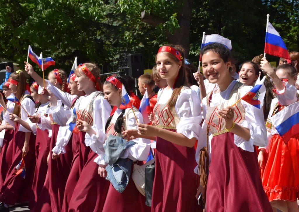 Дружбы народов 12. Парад дружбы народов Саратов. Саратов национальный народ. Народности Саратова. Парад шествие Дружба народов.