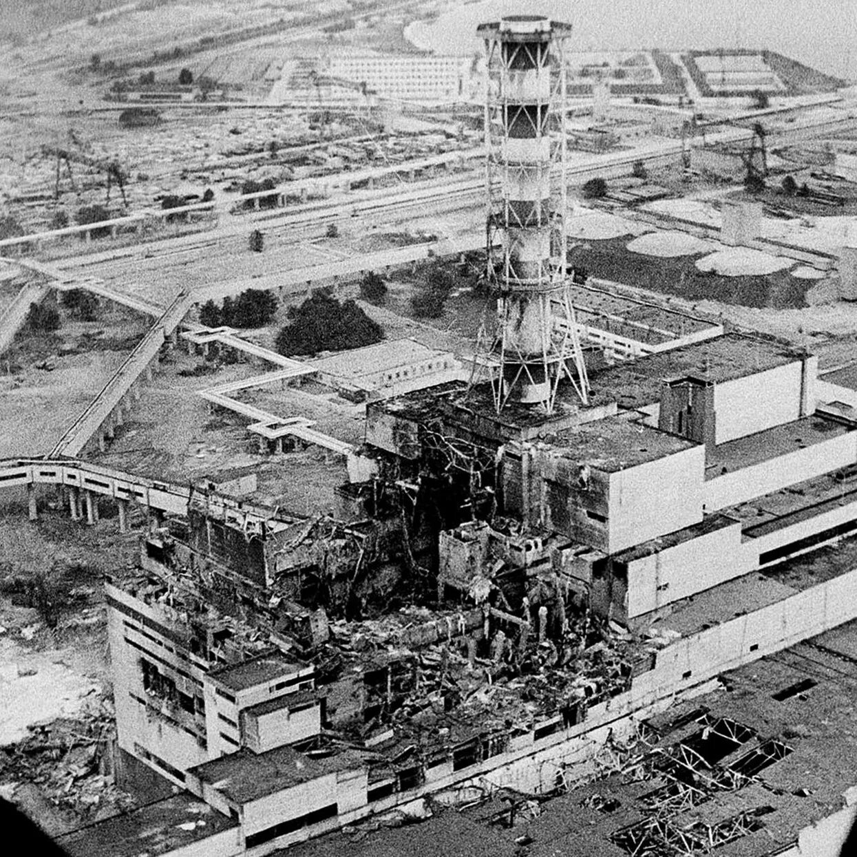 Взрыв ядерной станции. Чернобыльская АЭС 1986. Чернобыль взрыв атомной станции 1986. АЭС Припять 4 энергоблок. Авария на Чернобыльской АЭС 26 апреля 1986 года.