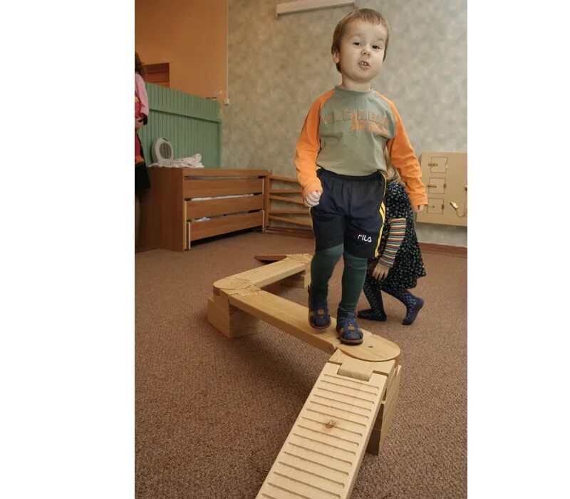 Летающий борд по воде. Ходьба по скамейке. Ходить по доскам. Прогулка по доске фон. Ходьба по ребристой доске.