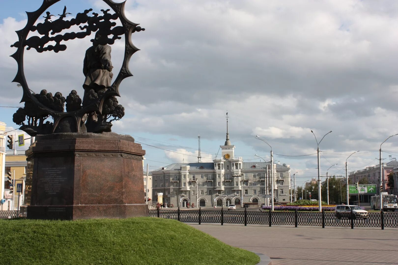 Площадь октября барнаул. Памятник на октября Барнаул. Памятник сеятелю в Барнауле. Памятник на площади октября в городе Барнауле.