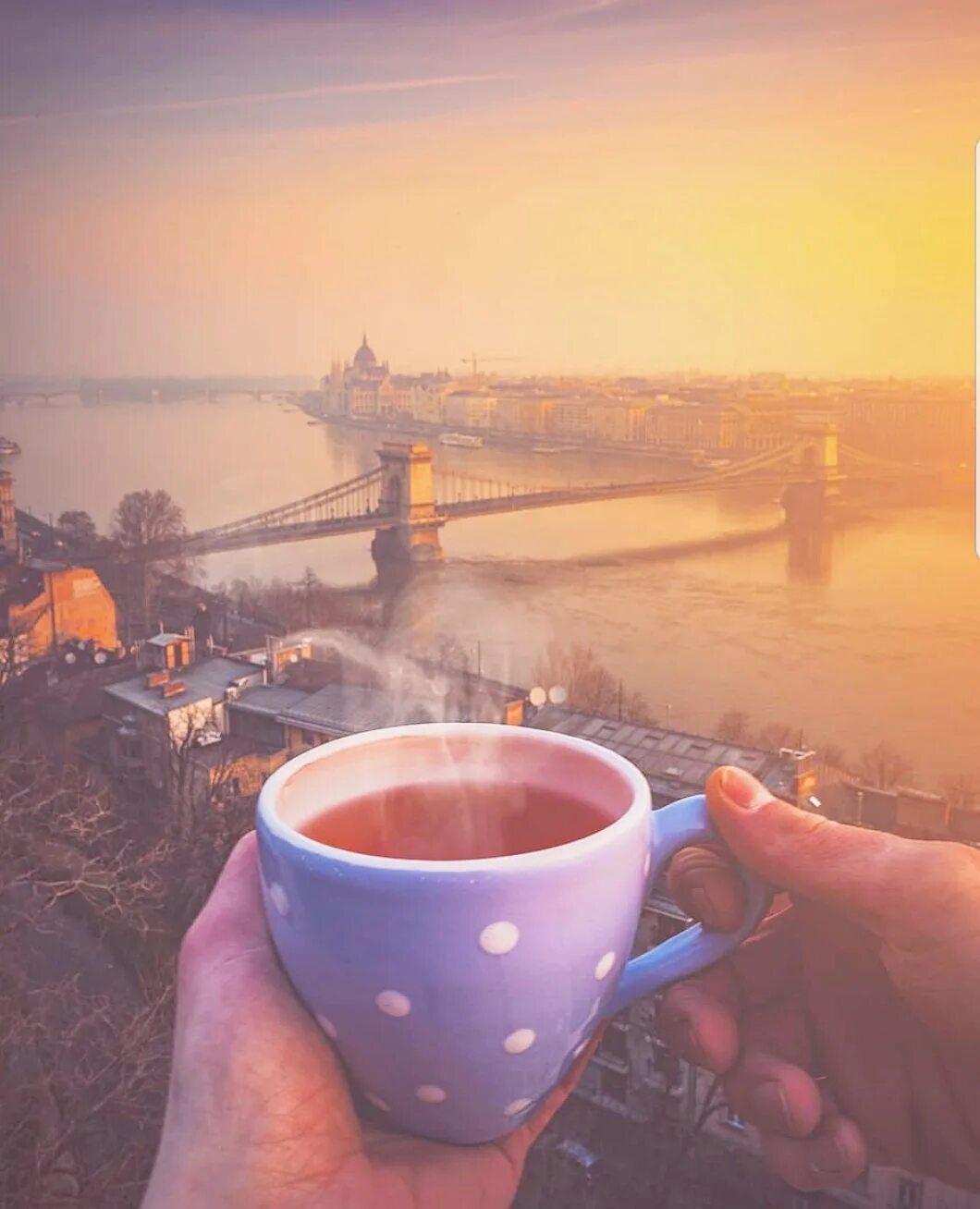 Картинки с добрым утром город. Кофе на рассвете. Чашка чая на рассвете. Чашечка кофе на рассвете. Чашка на рассвете.
