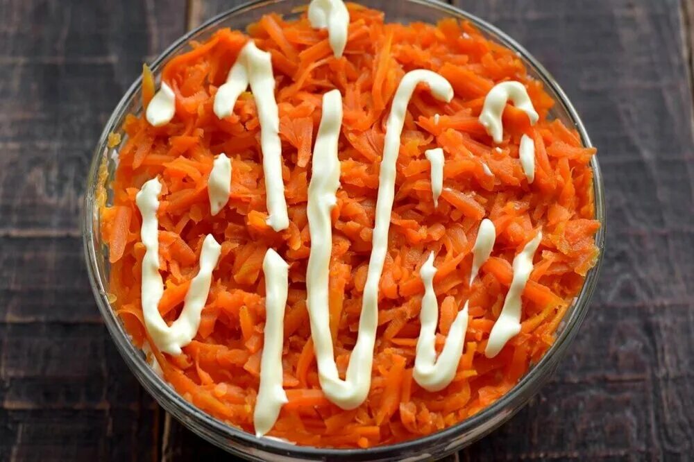 Печень слоями с морковью. Везувий салат слоеный с печенью. Морковные ленточки в духовке. Салат с печенью куриной слоеный рецепт с фото.