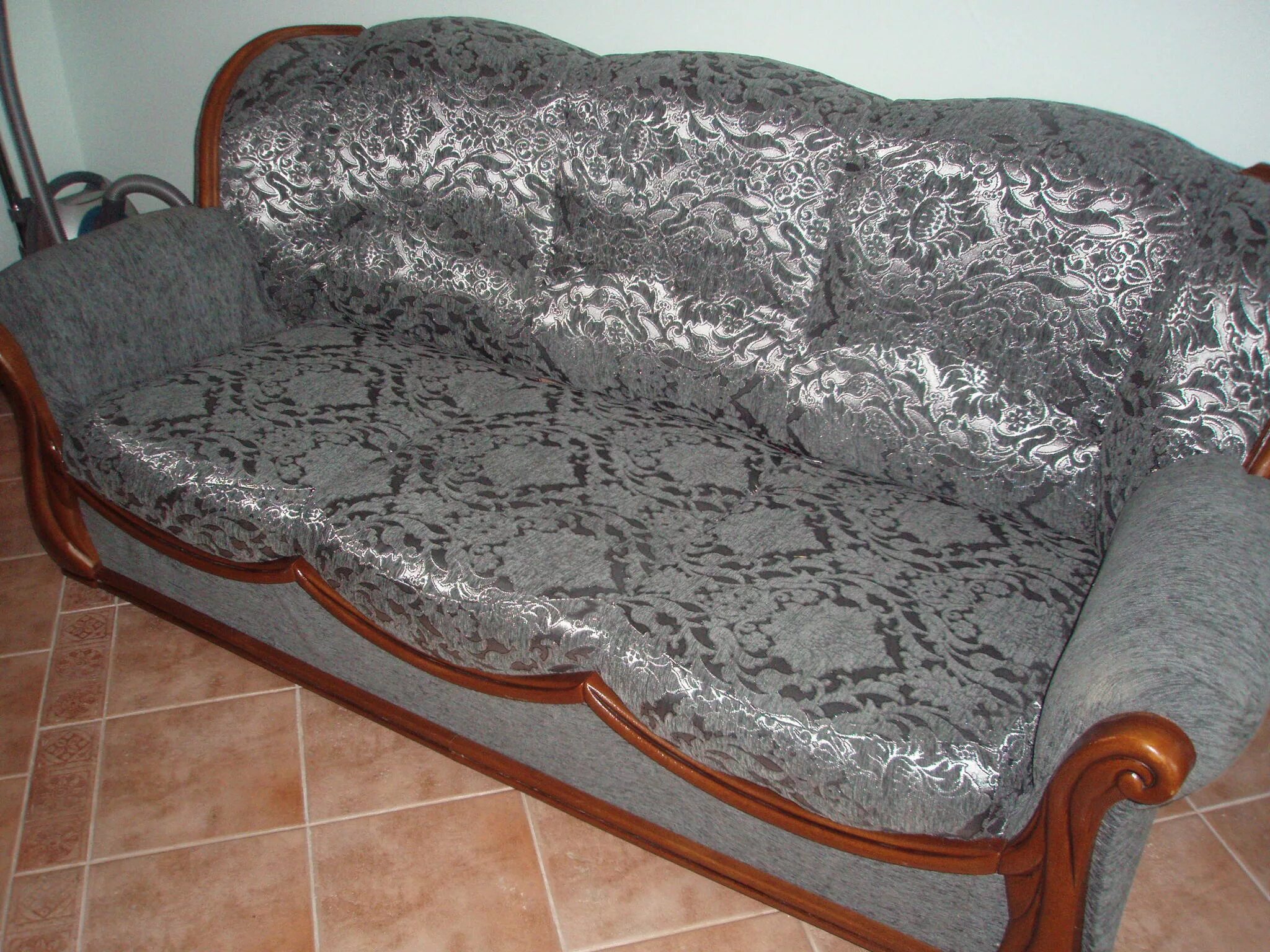 Чем лучше обтянуть. Материал для обшивки дивана. Старый диван. Обшить диван. Обшить диванчик.
