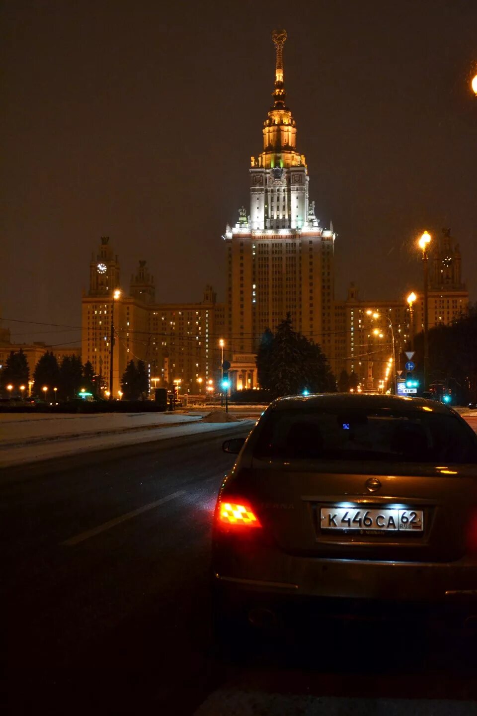 Мгу машина. Машины в Москве. Ночная Москва на машине. Ночная Москва вид из машины. Вид из машины ночью.