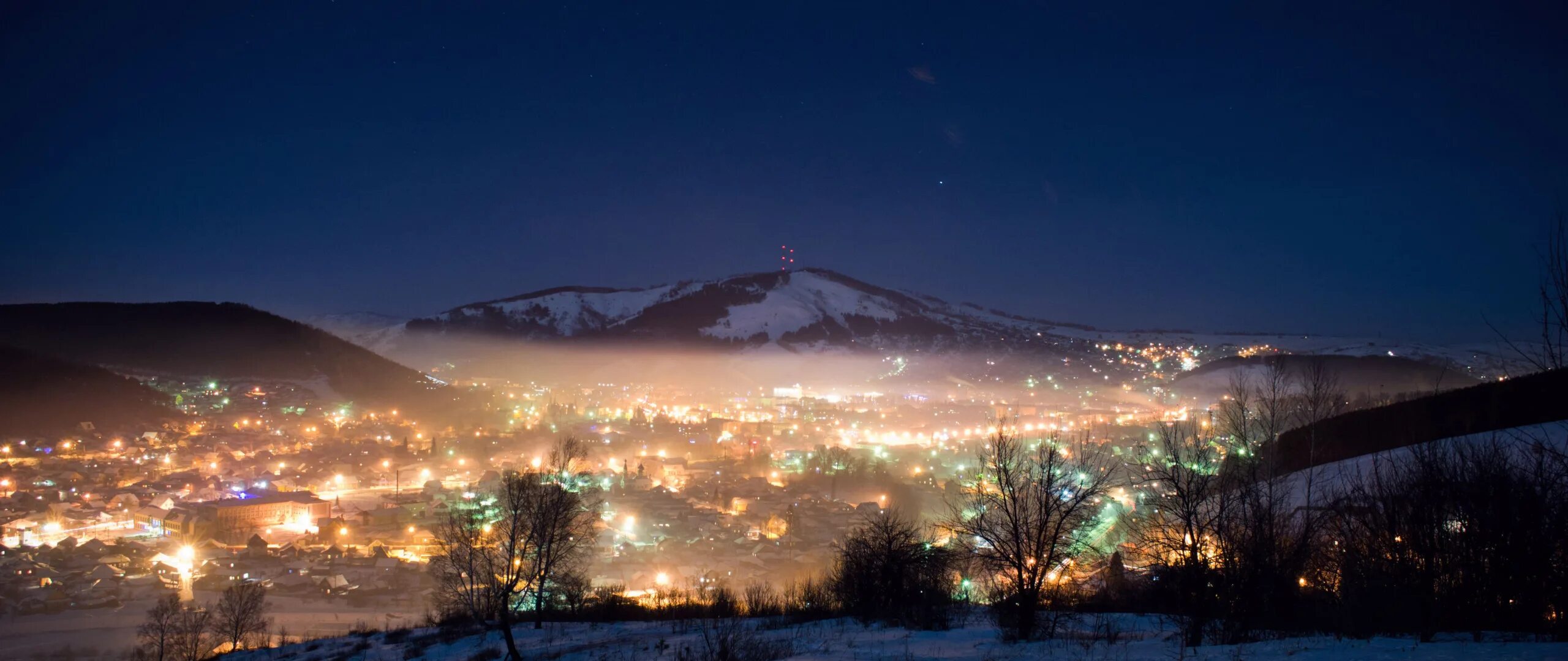 Горно алтайск мировое. Горно Алтайск. Город Горно-Алтайск. Ночной Горно-Алтайск зимой. Горно Алтайск горы.