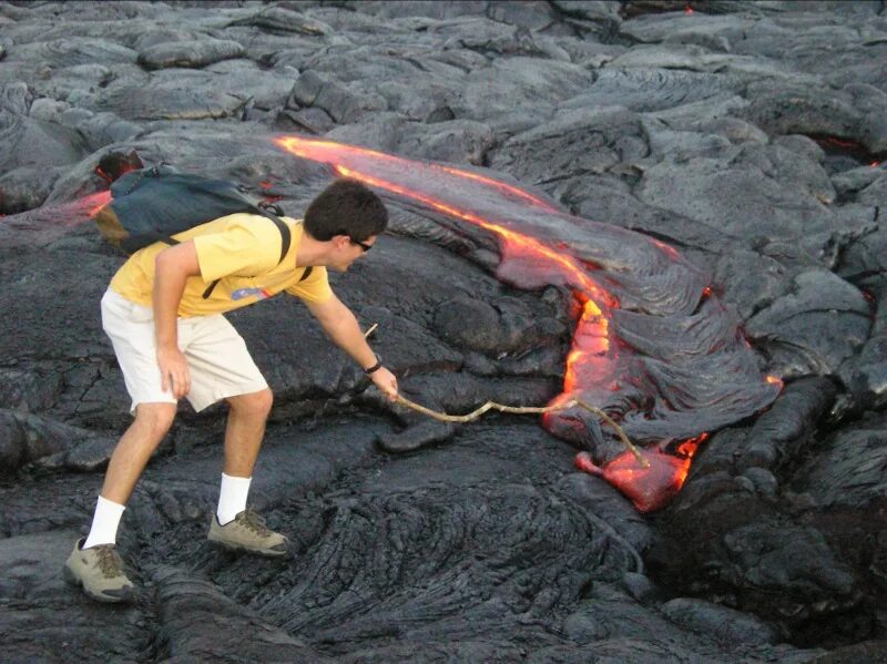Человек рядом с вулканом. Вулкан и человек. Игры спаси от лавы