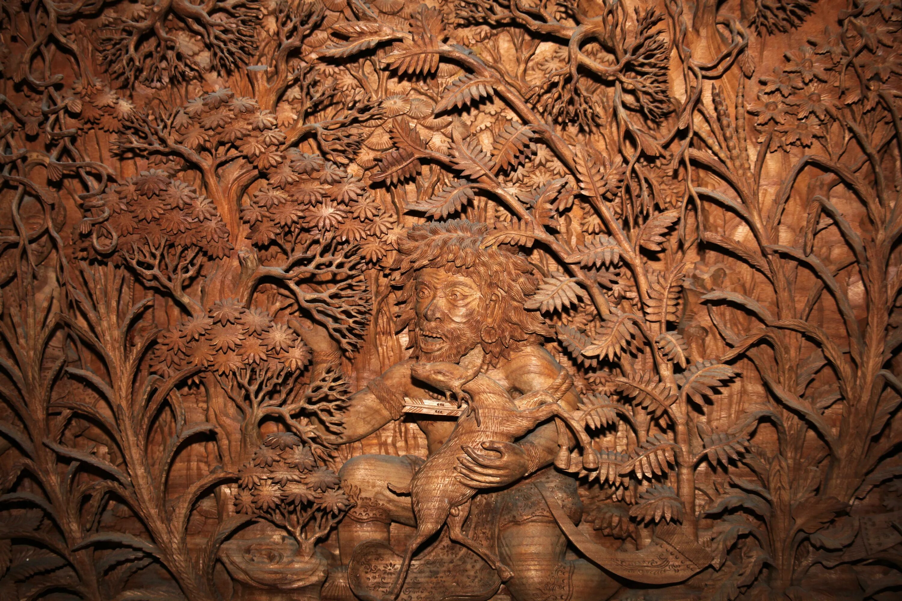 Carving перевод. Индийская резьба по дереву кхатумбанд. Вуд Карвинг резьба дерева. Декоративно прикладное искусство резьба по дереву. Резьба по дереву лес.