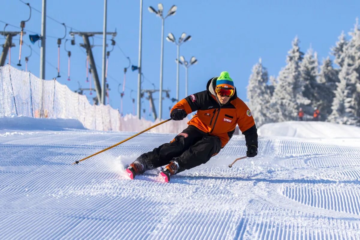 Skiing track. Горные лыжи. Катание на горных лыжах. Карвинг горные лыжи. Техника катания на горных лыжах Карвинг.