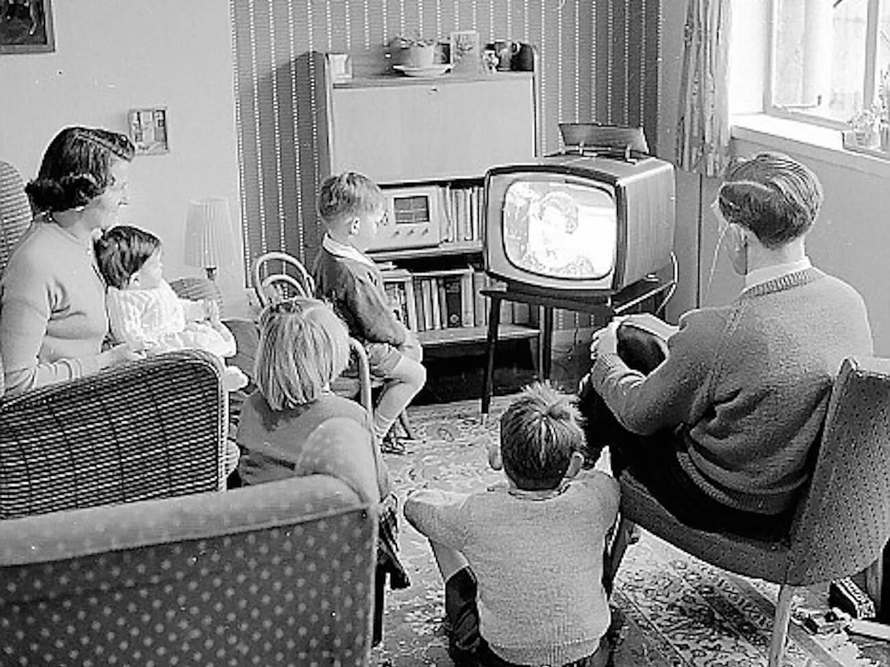 Советская семья у телевизора. Телевизоры советского Союза. Советские дети у телевизора. Ретро Советская семья у телевизора. Телевизор через 50