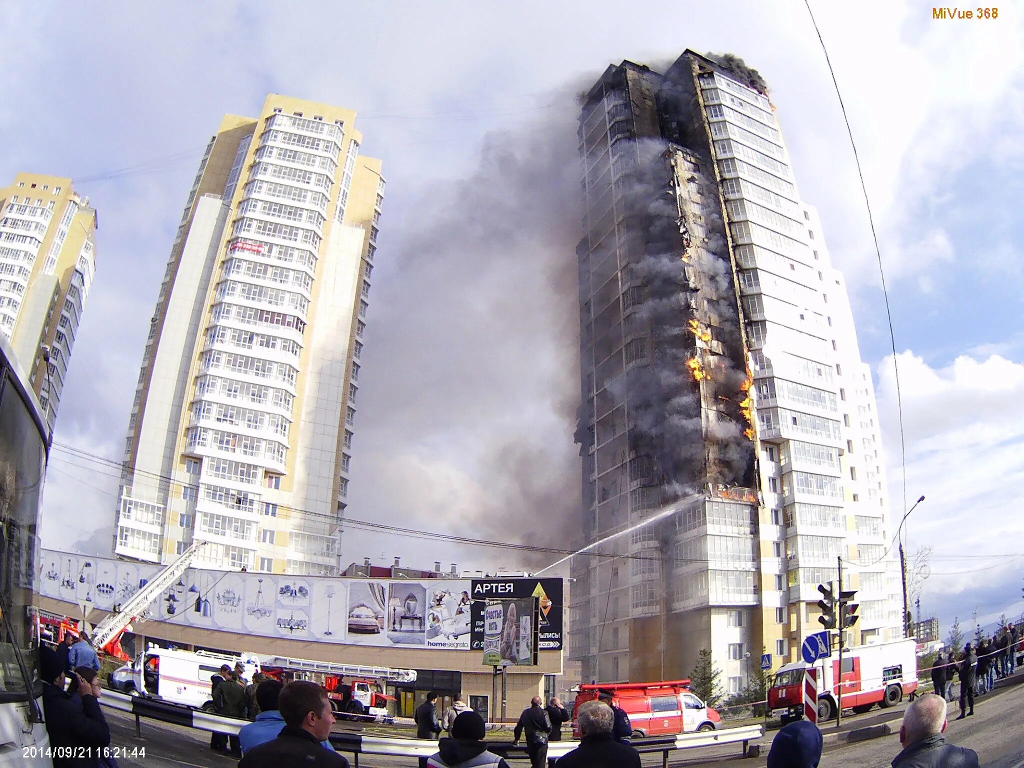 6 сентября 2014 года. Пожар на Шахтеров Красноярск 2014. Пожар в высотке в Красноярске. Пожар в Красноярске 25 этажка. Пожар Шахтеров 40 Красноярск.