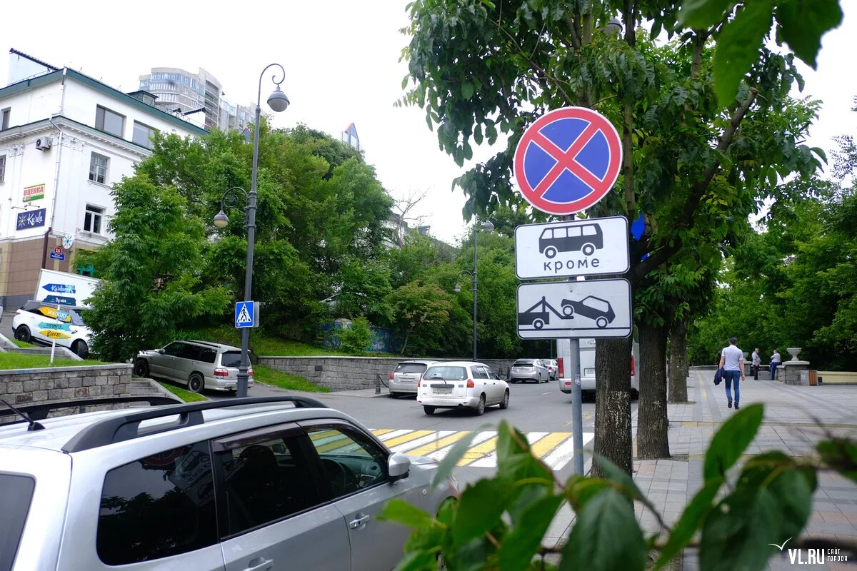 Остановка запрещена кроме. Знак парковка запрещена. Табличка стоянка запрещена кроме. Остановка и стоянка запрещена. Остановка запрещена кроме легковых.