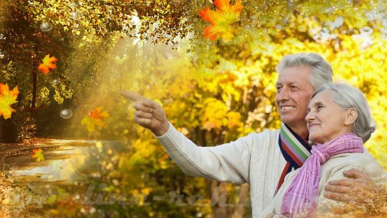 Осень жизни. Пенсионеры. Осенний лист в руке. Творчество для пенсионеров. Осеннее настроение.