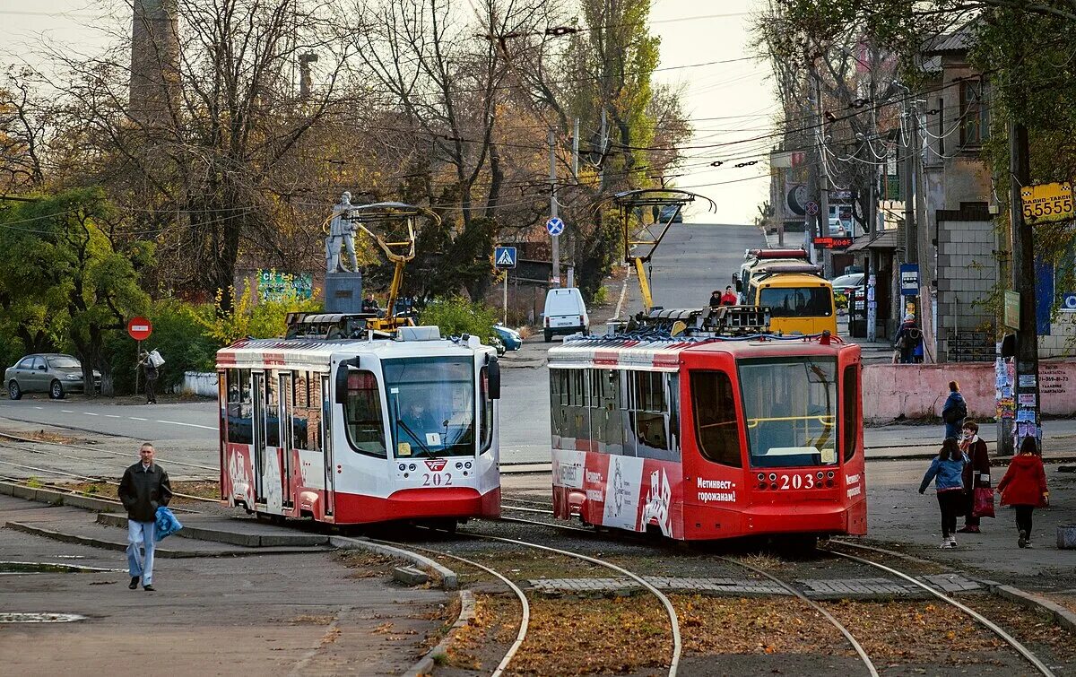 Почему стоят трамваи сегодня. Трамвай енакиево. Московский трамвай. Волгодонск трамвайные пути. Трамвай стоит.