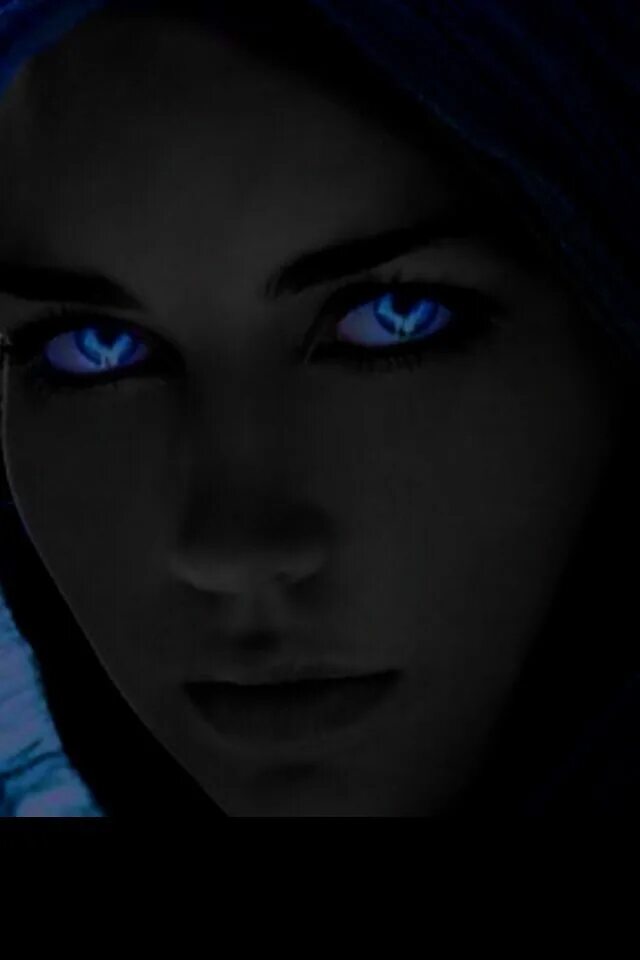 Хочу светящиеся глаза. Светящиеся глаза. Синие глаза. Девушка со светящимися глазами. Синие глаза в темноте.