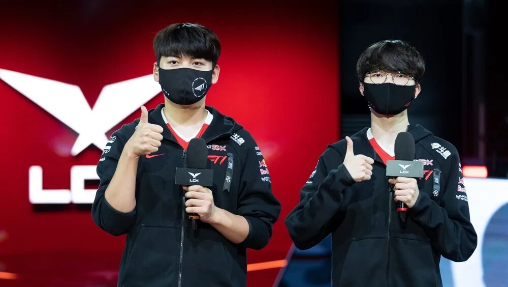 Java faker. Gumayusi faker. faker в маске на турнире. faker sky. gumayusi lol.