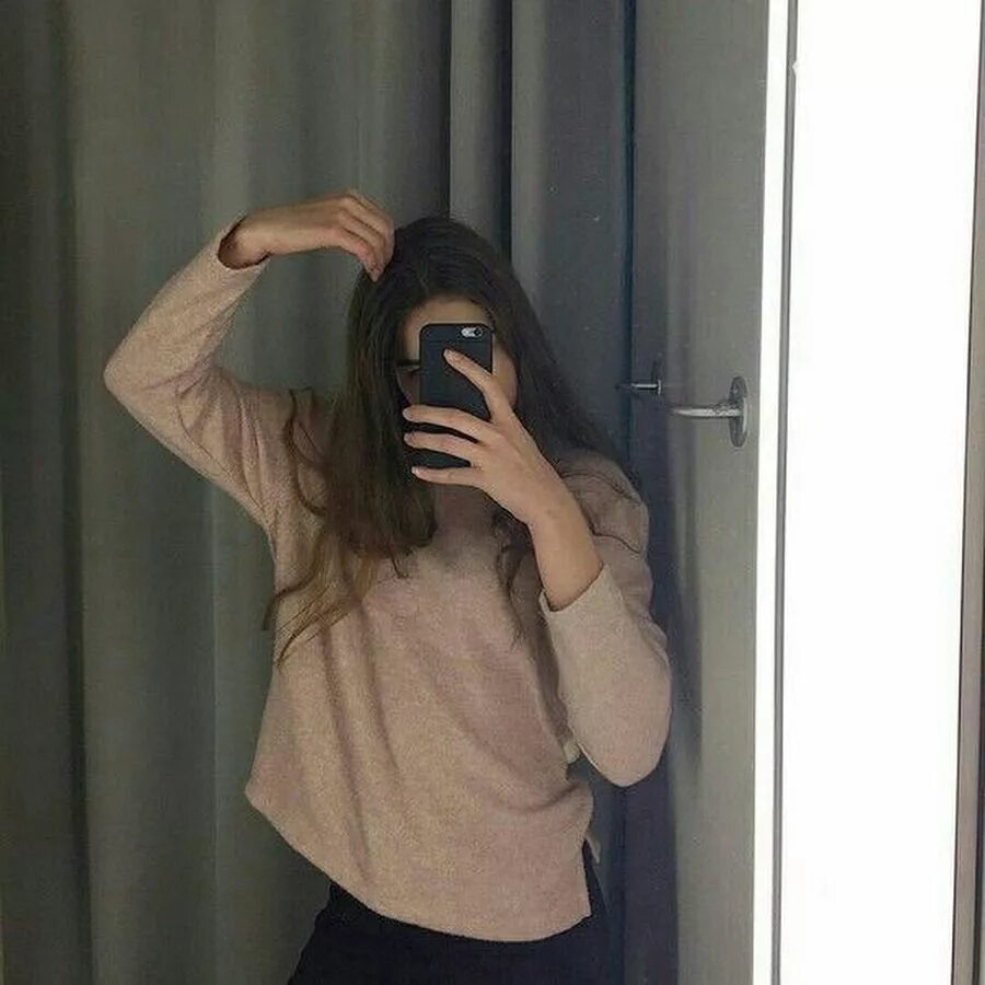 Девушка с темными волосами. Девушка не видно лица. Девушка без лица. Девушка без лица. Девушка без лица.