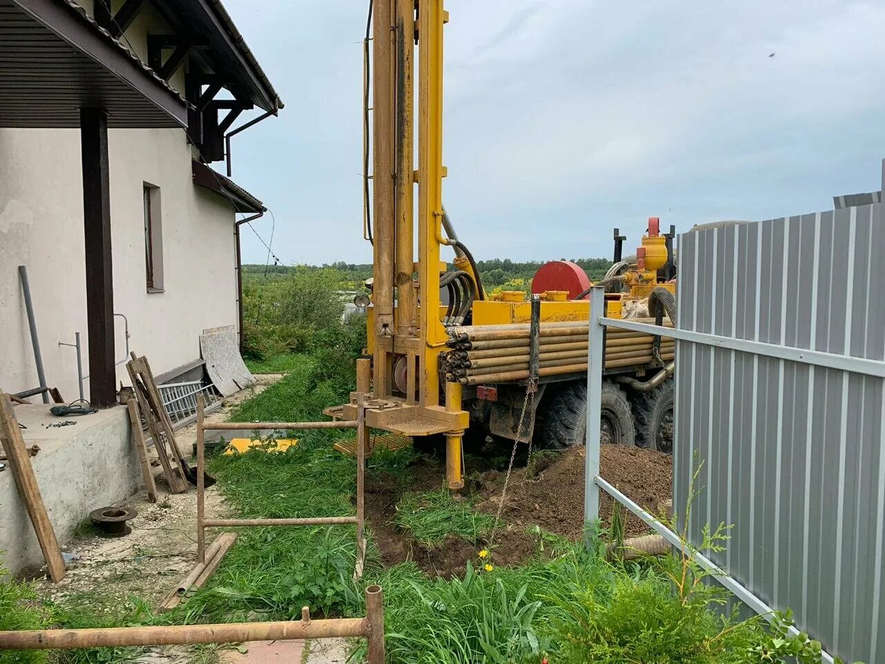 Скважина александров. Бурение скважин. Бурение скважин на воду. Бурение колодцев. Бурение скважин на воду Московская.