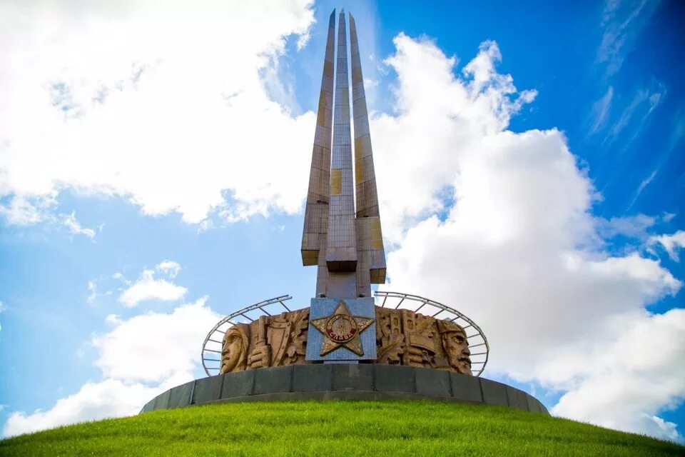 Слава минская. Мемориальный комплекс Курган славы. Мемориальный комплекс Курган славы Минск. Памятник-мемориал "Курган славы". Мемориальный комплекс "Курган славы" около Минска, Белоруссия.