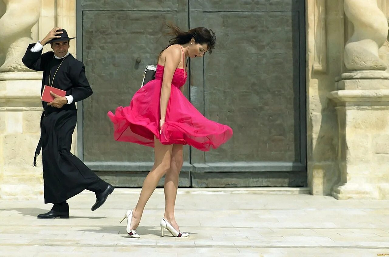 Легкомысленная женщина. Ветер раздувает платье. Короткое платье на ветру. Мужчина в платье. Ветер поднимает девушкам юбки и платья.