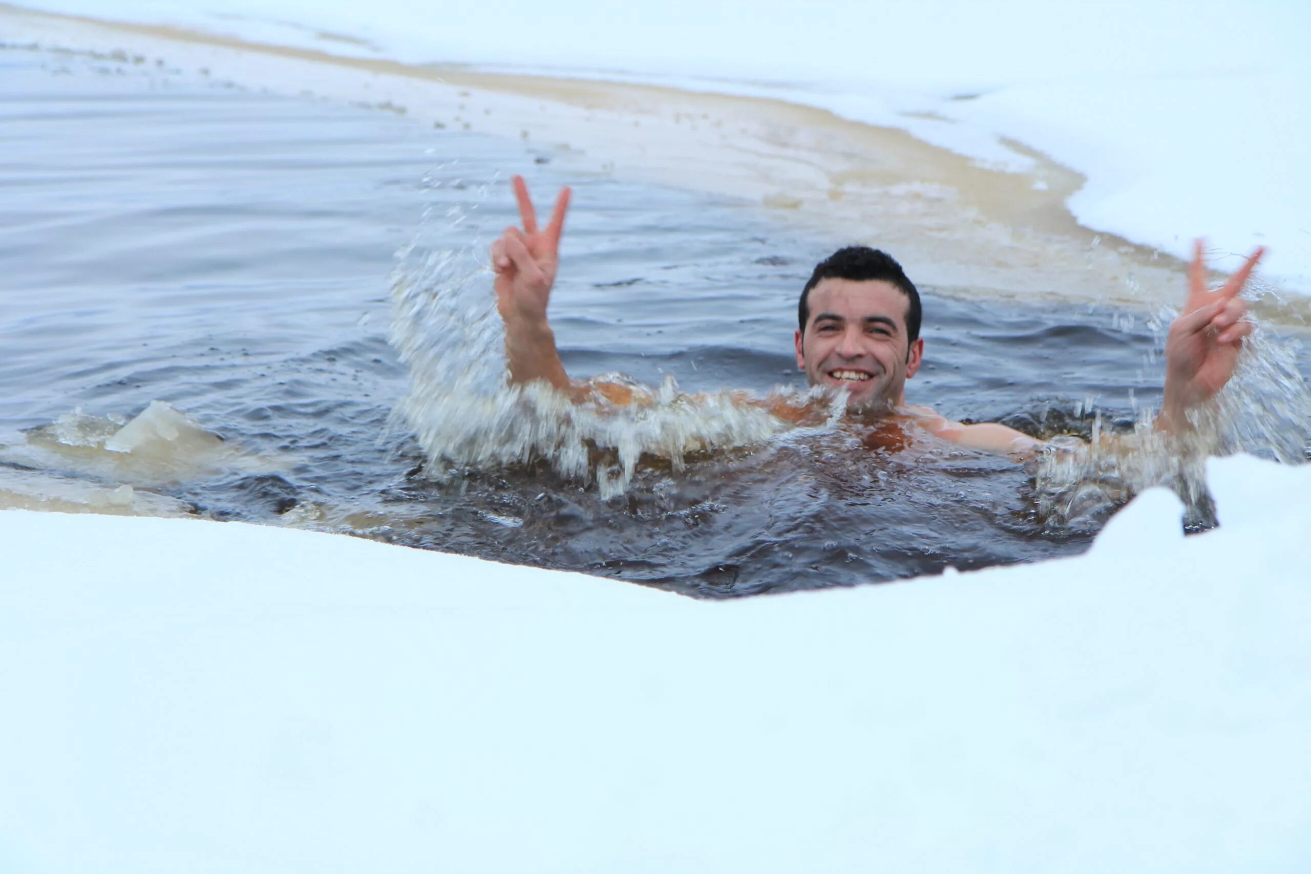 Люди купаются зимою. Купание в ледяной воде. Купание в холодной воде. Плавать в холодной воде. Купание зимой.