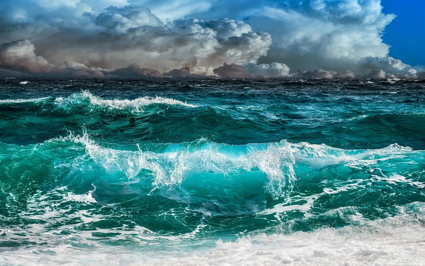 В океане есть волны. Море, волны. Океан. Океан волны. Бурное море.