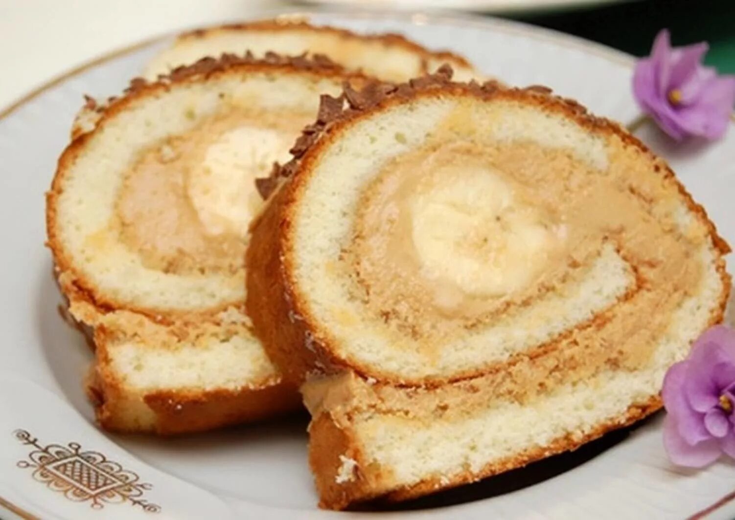 бисквитный рулет с масляным кремом. рулет со сгущенкой и маслом. рулет из сгущенки на скорую руку. рулет со сгущенкой и маслом. бисквит для рулета классический.