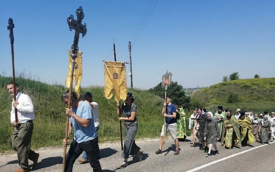 Крестный ход в Рязани сегодня в честь Василия Рязанского. Крестный ход в Шацке Рязанской области. Крестный ход в Сасово 16.10.22. Хоругви в крестном ходу.