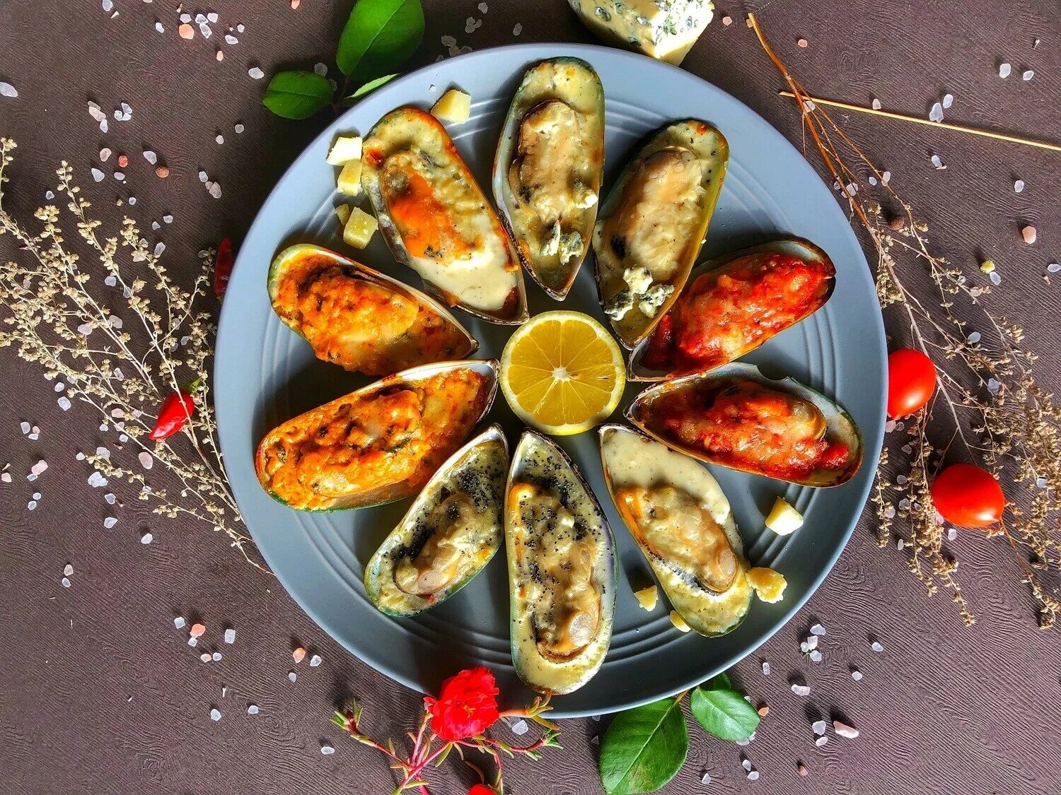 Мидии киви запеченные. Как едят запеченные мидии. Мидии запеченные в духовке. Мидии запеченные с икрой. Запечённые мидии в ракушках.