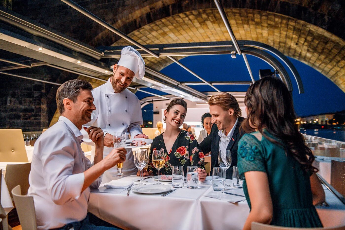 научили в дорогом ресторане удивила всех. парень и девушка в ресторане. деловой уд н в ресторане. парочка в ресторане. ужин в ресторане официант.