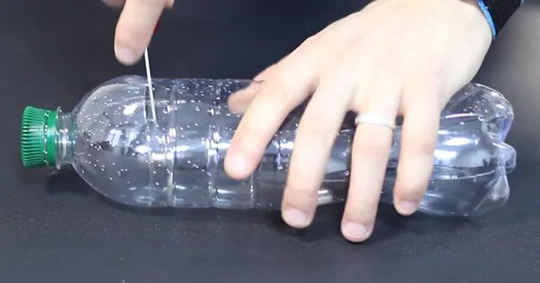 Плоская пластиковая бутылка. Как снять пластиковую бутылку. Контейнер из 5 литровой бутылки. Самоделки из бутылок. Плафон из пэт бутылки.