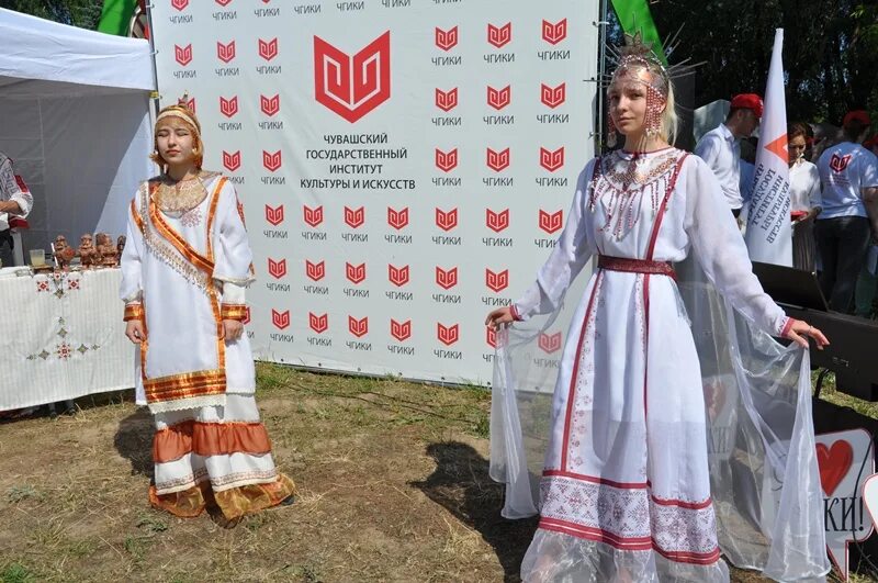 акатуй чебоксары. республика чувашия стелла на границе татарстана. этническая культура чувашей. жители чебоксар чувашия. чувашский этнос.