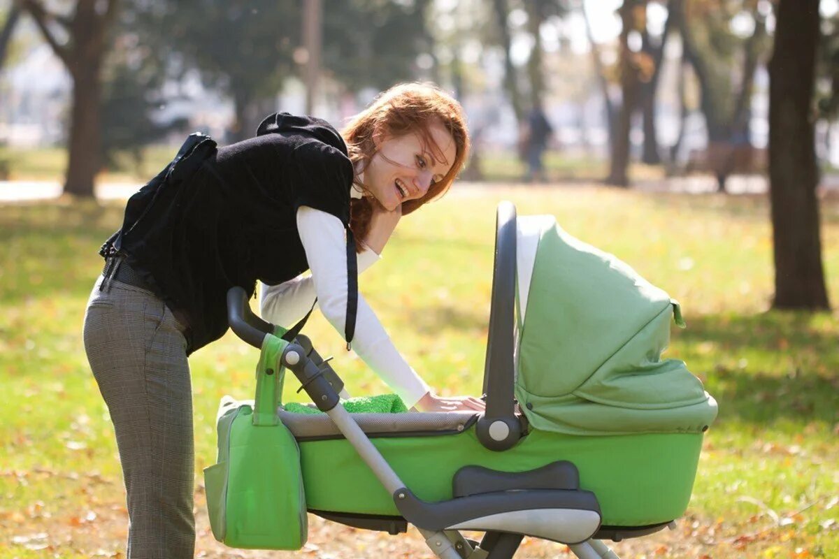 семья в парке с коляской. зимние прогулки с детьми. Stroller. мама с коляской. прогулка с новорождённым ребёнком летом.