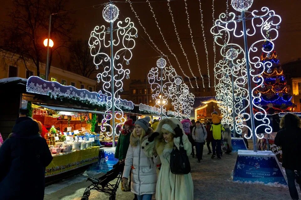 Новогодний салют елка петербург. Дворцовая площадь в санкт-петербурге. Иллюминация в петербурге. Зима 2024 2025 спб. Новогодний санкт-петербург 2022.