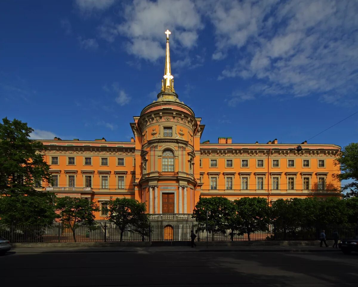 Михайловский замок сайт. Михайловский инженерный дворец в Санкт-Петербурге. Санкт-Петербург Михайловский замок (инженерный замок). Баженов Михайловский замок в Петербурге.