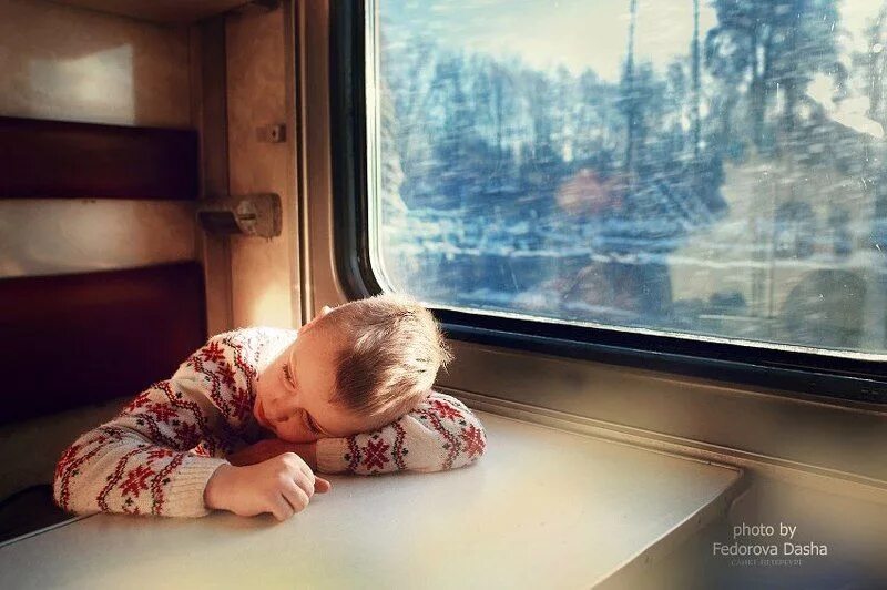 Поезда для детей. Ребенок плачет в поезде. Поезд для малышей. Детки в поезде.