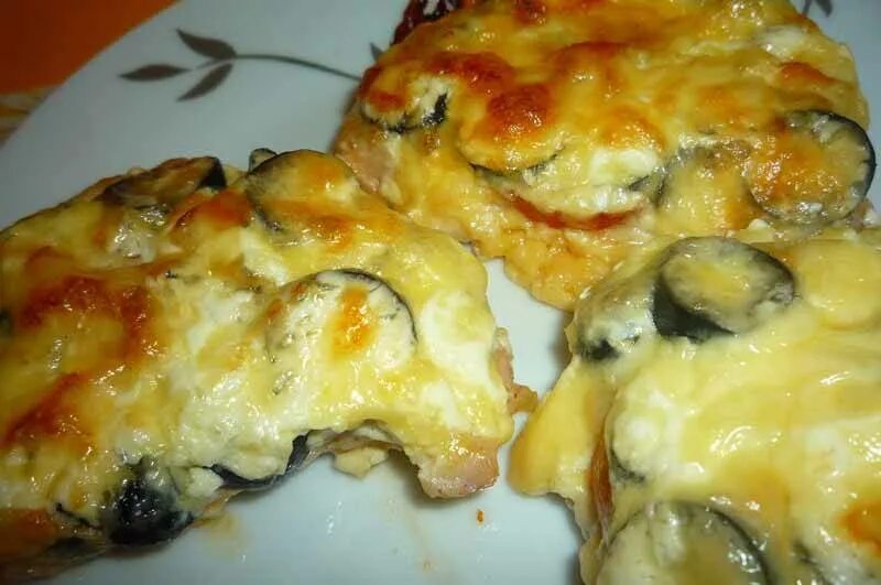 Курица под шубой в духовке с помидорами. Курица под шубой в духовке. филе курицы под шубой в духовке. куриная грудка под шубой в духовке. куриное филе под шубой в духовке.