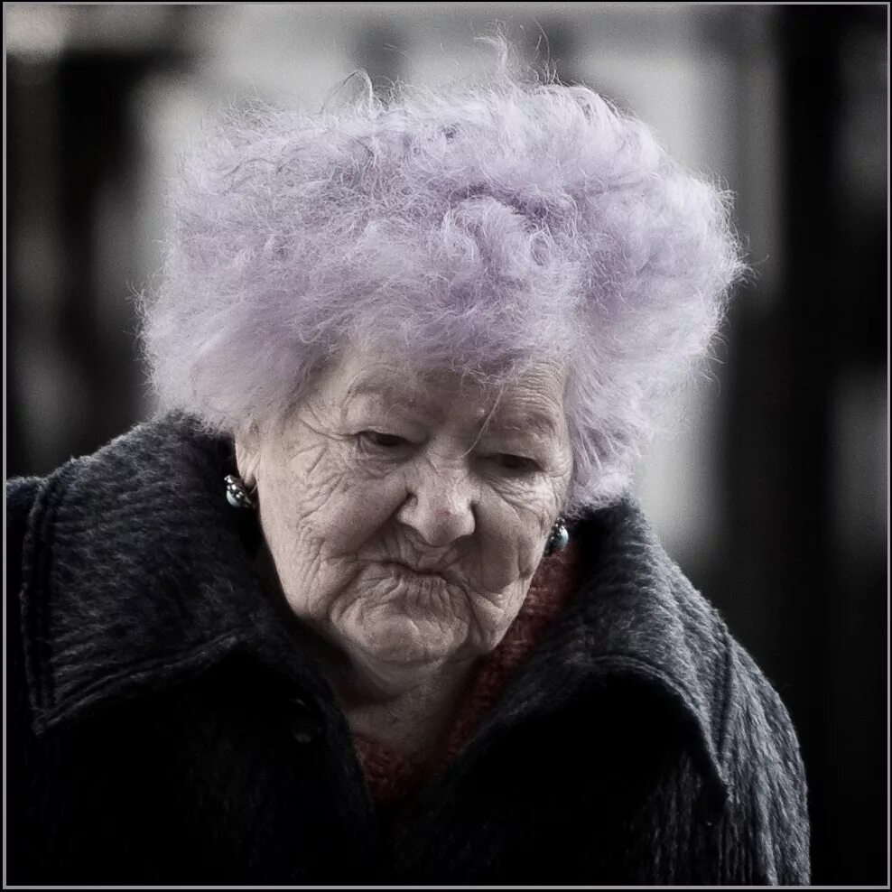 старая женщина с фиолетовыми волосами. фиолетовый цвет бабушек. бабушка с сиреневыми волосами. фиолетовый цвет бабушек. бабушка с сиреневыми волосами.