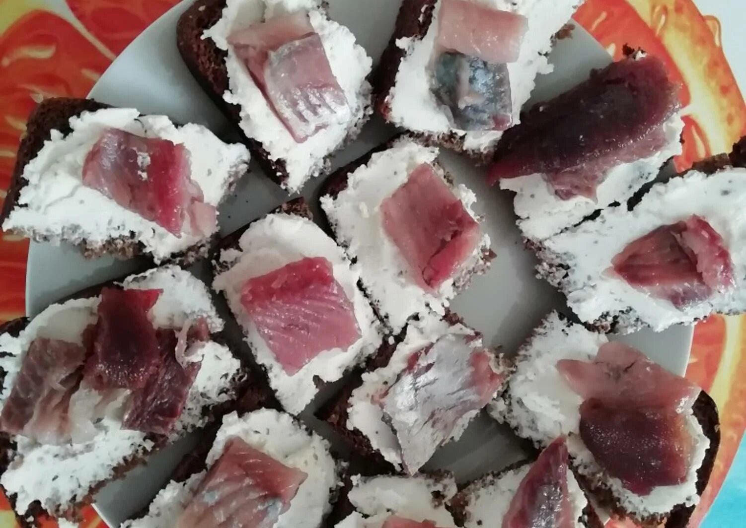 Бутерброды с селедкой и киви на черном. Бутерброд с зеленью. Творожный сыр с селедкой. Бутерброды с твожныи сыоом. Бутерброды с творожным сыром.