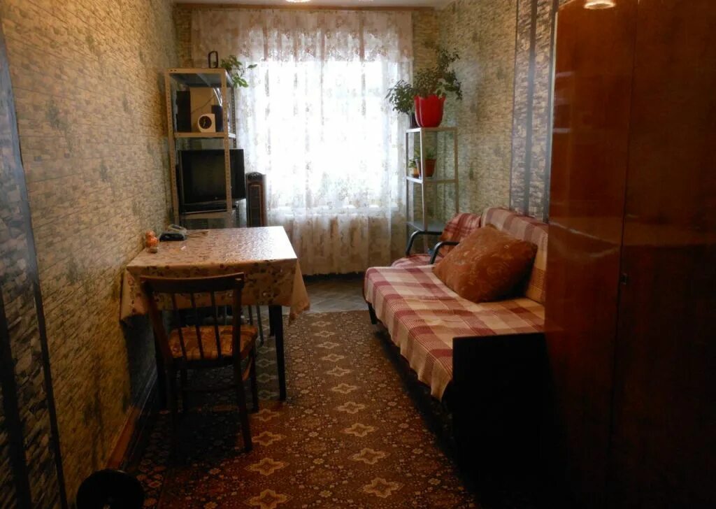 Самую дешевую комнату коммуналка. Комната в коммунальной квартире калуга. Коммунальные квартиры в питере. Спальня в коммуналке. Интерьер комнаты в коммуналке.