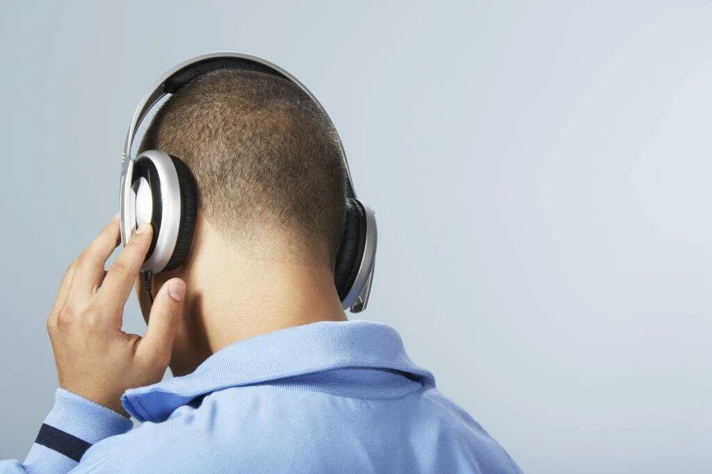 You turn down the music. Наушники и безопасность. Turn Music down. Фото наушники и слух. Hearing loss Headphones.