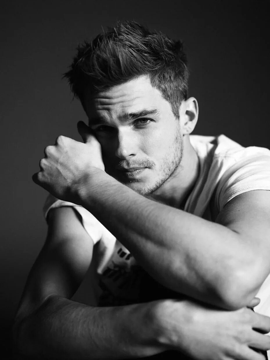 Оливер модель брюнет. Парень сам. Парень сам. Парень сам. Парень познакомится с парнем.