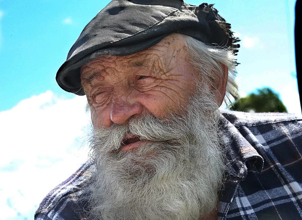 Ну дедуля. Дед. Дед с бородой. Старик улыбается. Хитрый старик.