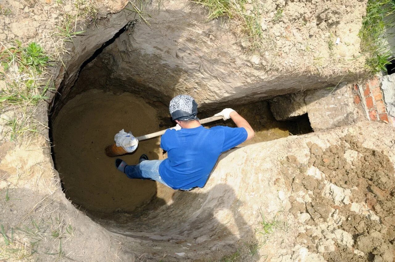 Выкопали колодец воды. Скважина в погребе. Копка ямы под кессон. Яма для водопровода. Скважина в подвале.