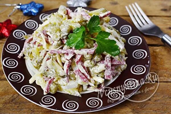 Охотничий салат с копченой колбасой и солеными. Салат охотничий с копченой колбасой. салат охотничий с копченой колбасой и солеными огурцами. салат с копчёной колбасой и солеными огурцами. немецкий салат с копченой колбасой и солеными огурцами.