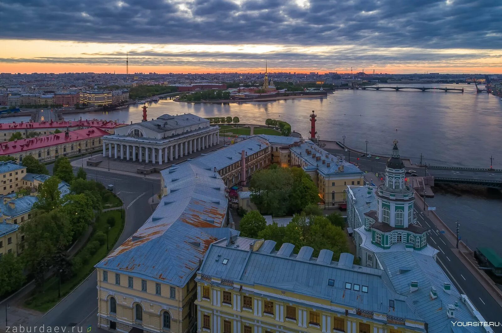 Что видна в санкт петербурге. Васильевский остров Санкт-Петербург. Стрелка Васильевского острова Василеостровский район. Васильев остров Санкт-Петербург.